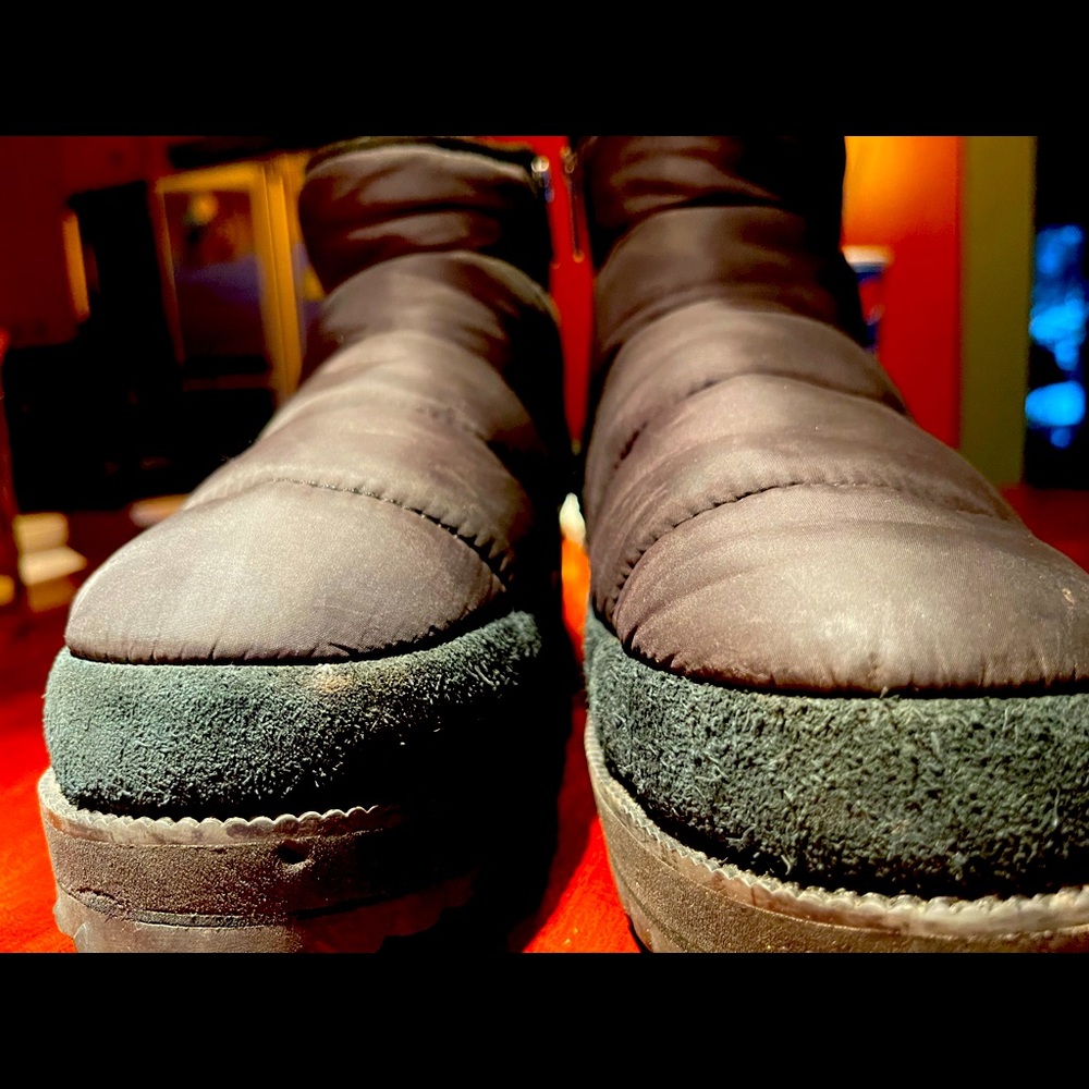 Great condition! Adorable winter UGG ankle boots!